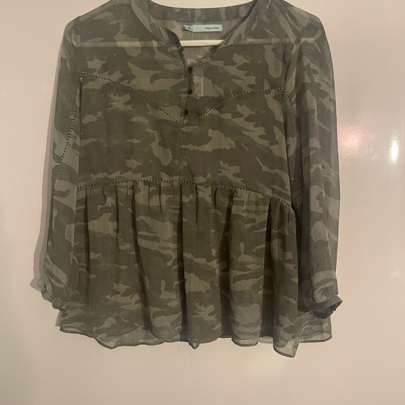 NWT Maurice's Green Camouflage Long Sleeve Peplum Henley Blouse Size Small - Picture 3 of 14